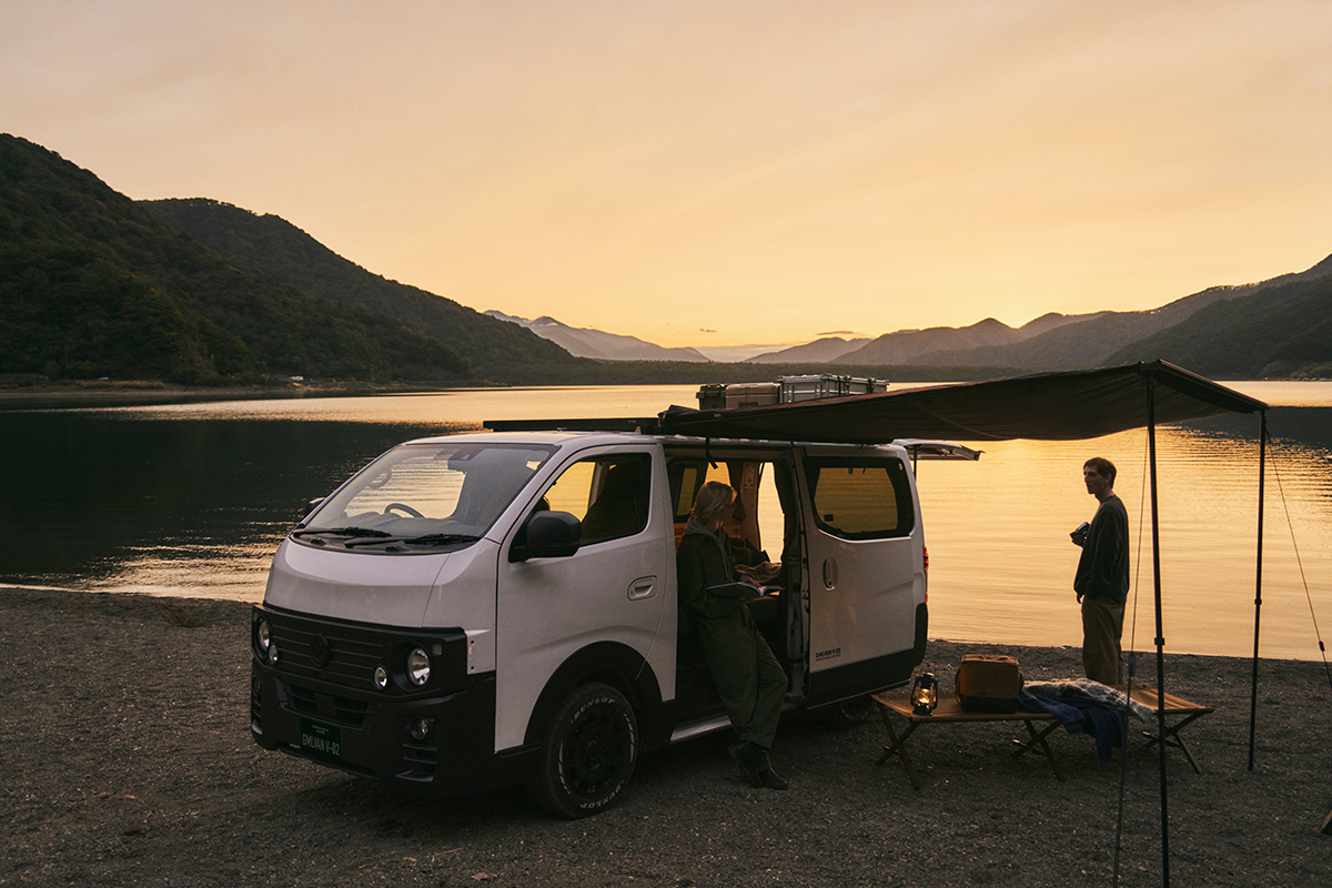 夕暮れの湖畔でGORDON MILLERのバンライフレンタカーと過ごす時間