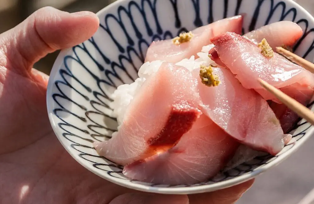 その土地の名産や伝統食を味わい