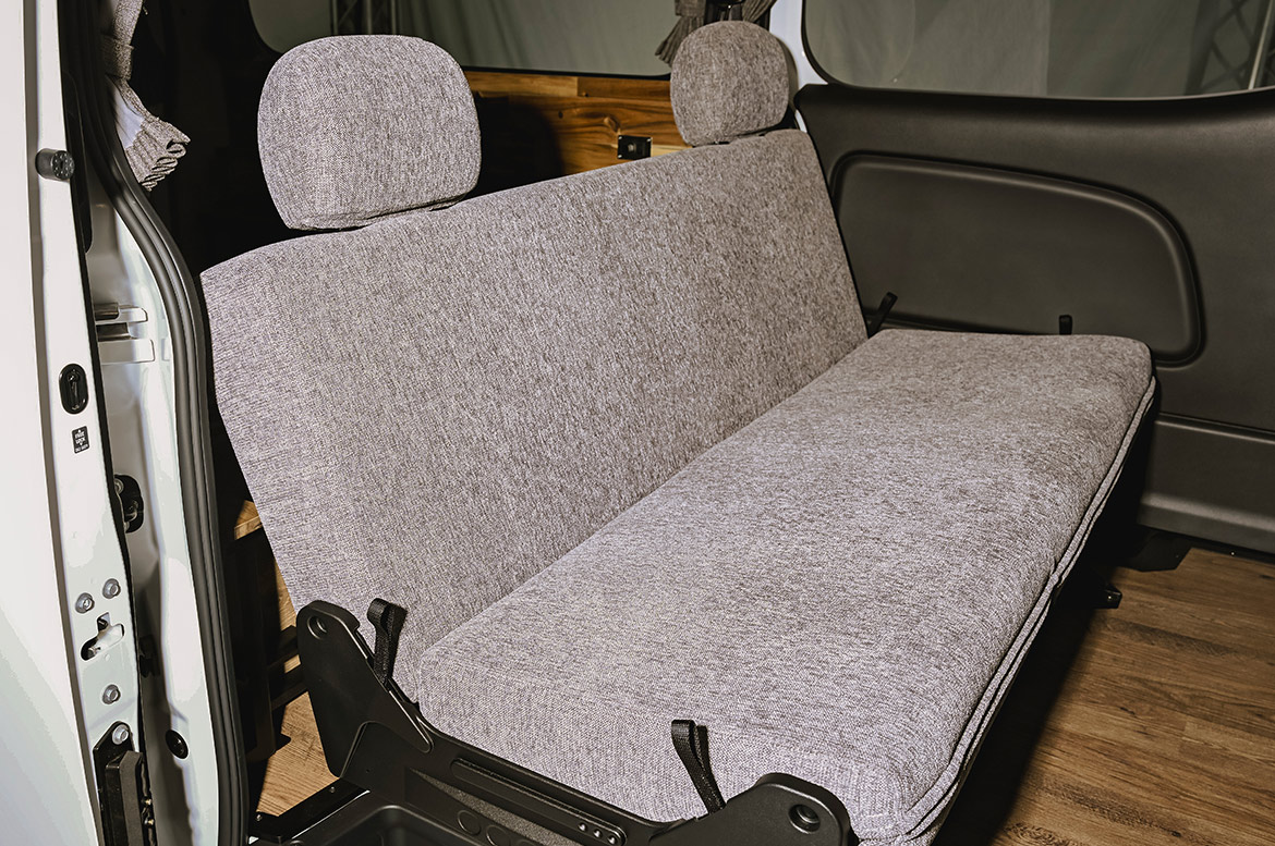 日産キャラバンプレミアムGXをベースにしたGMLVAN V-02のインテリア
