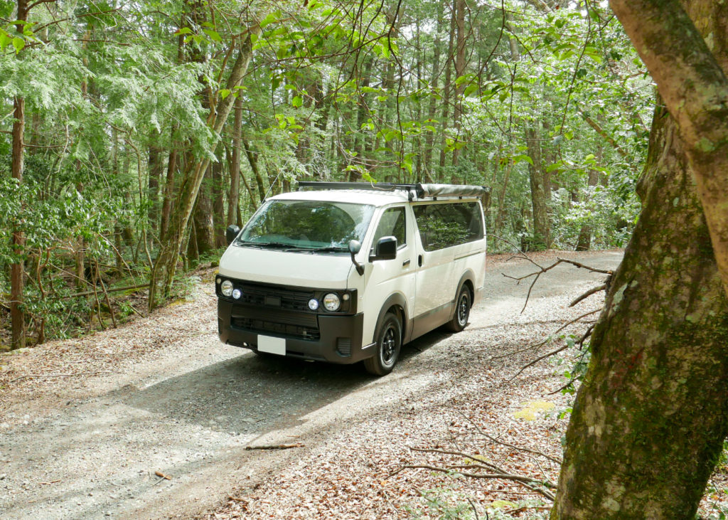 林道を進むGORDON MILLER ハイエース V-01