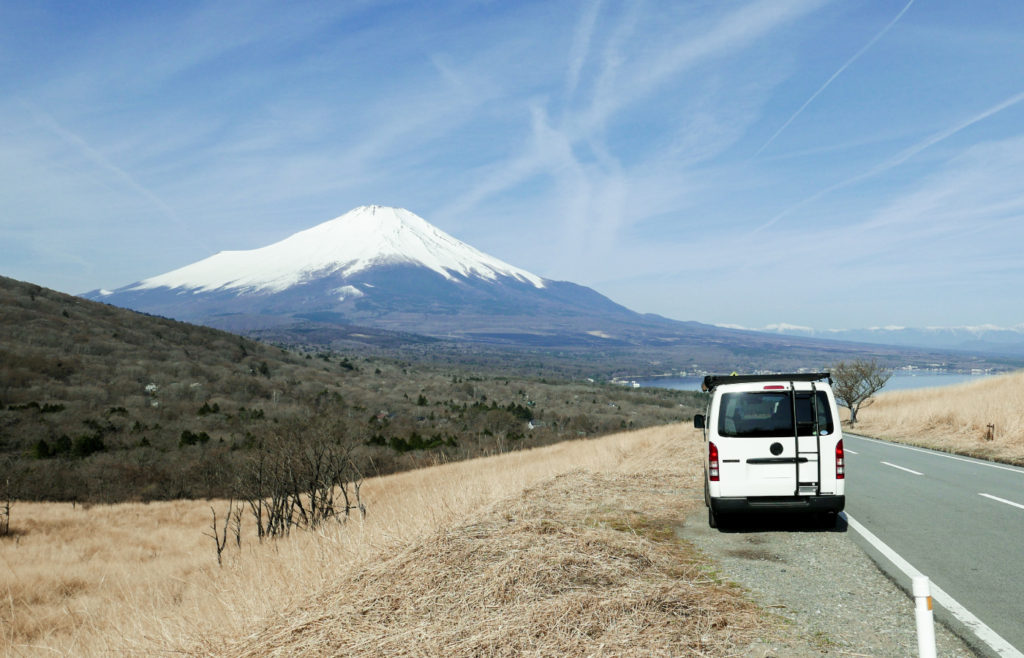 富士山を臨むGORDON MILLER ハイエース V-01