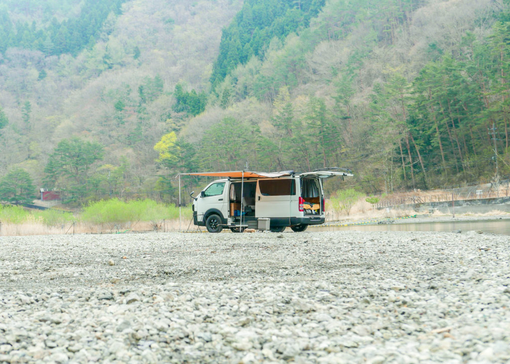 バンライフ車中泊の朝　GORDON MILLER ハイエース V-01