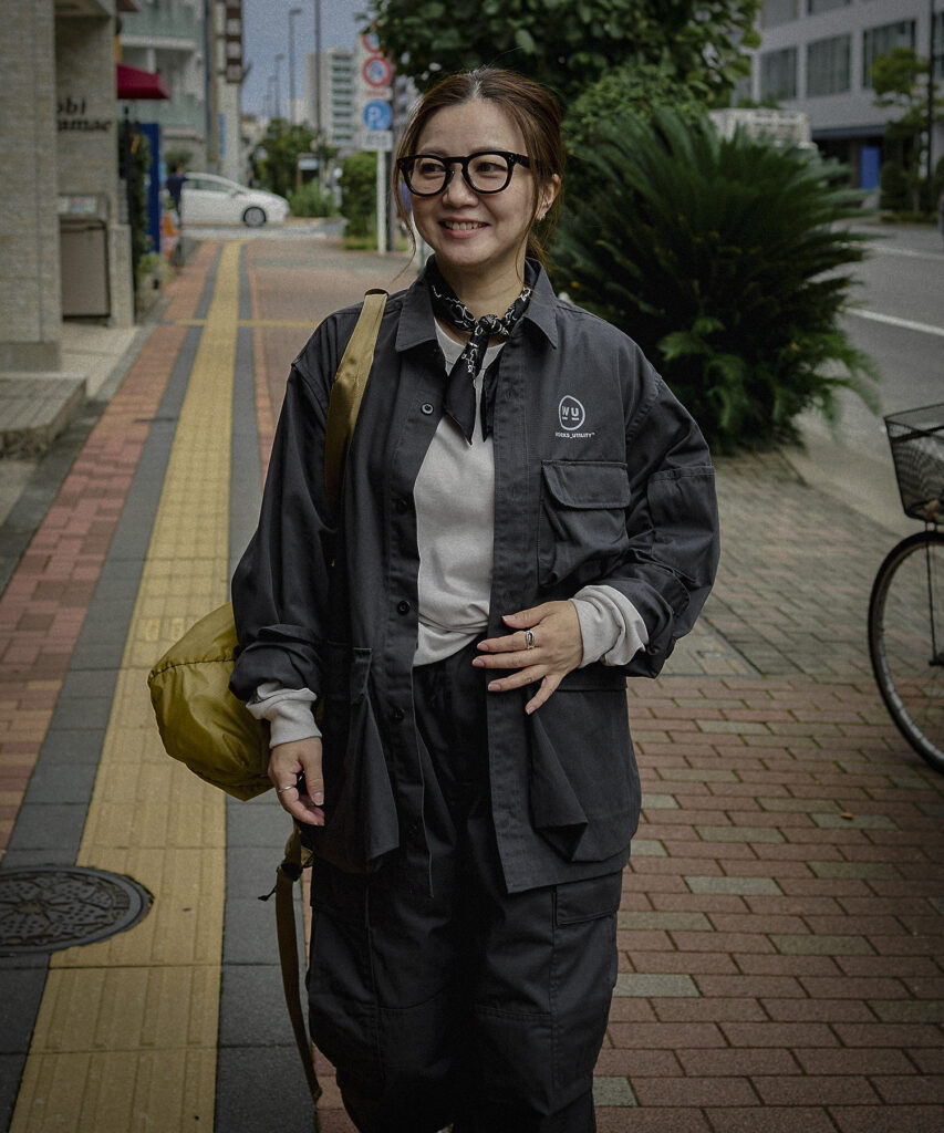 ゆったりワークシャツとカーゴパンツに小物を合わせたおすすめコーデ