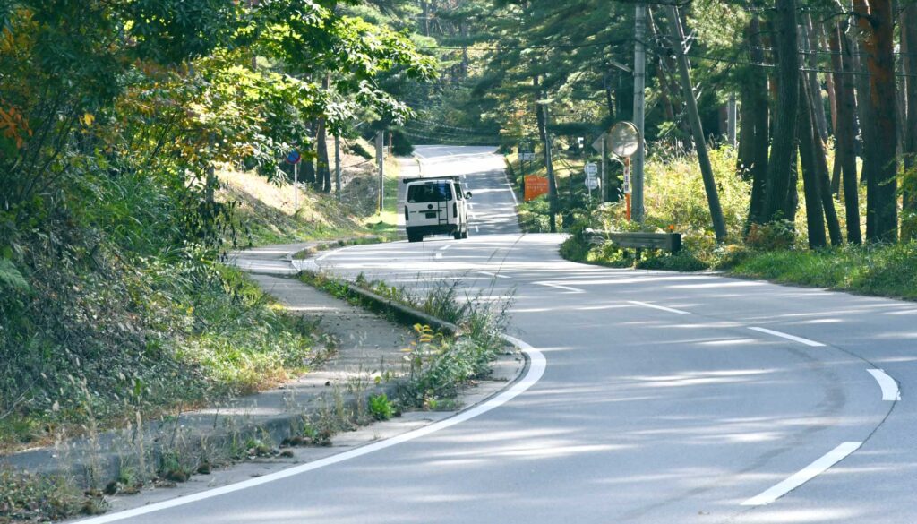 バンライフの帰路につくハイエース　V-01