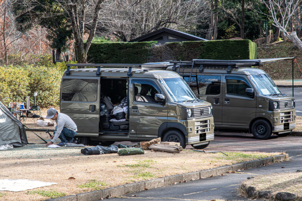 軽バンS-01の横で車中泊キャンプサイトを準備するオーナーさん