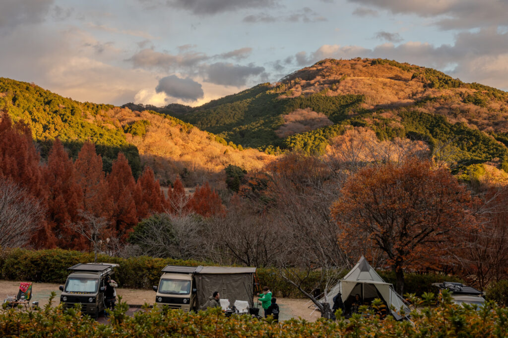 夕日に照らされた山と軽バンS-01の車中泊キャンプサイト