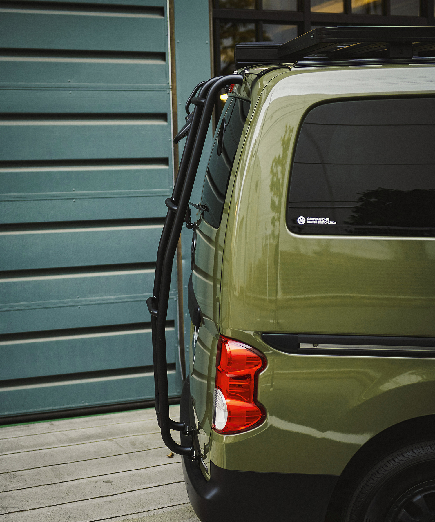 NV200のバンライフがもっと楽しくなる専用リアラダー！GORDON