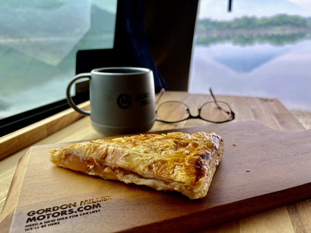 逆さ富士を背景にアップルパイとコーヒーを楽しむ