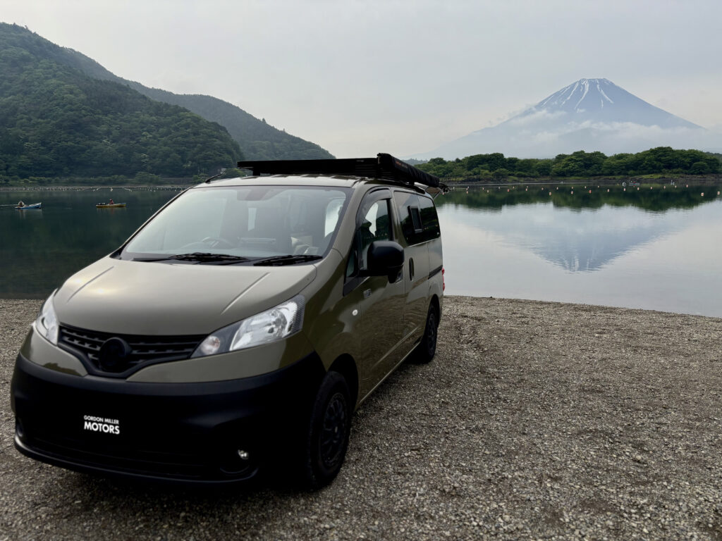 富士山と逆さ富士をバックに精進湖 他手合浜に停車するNV200 バネット C-01