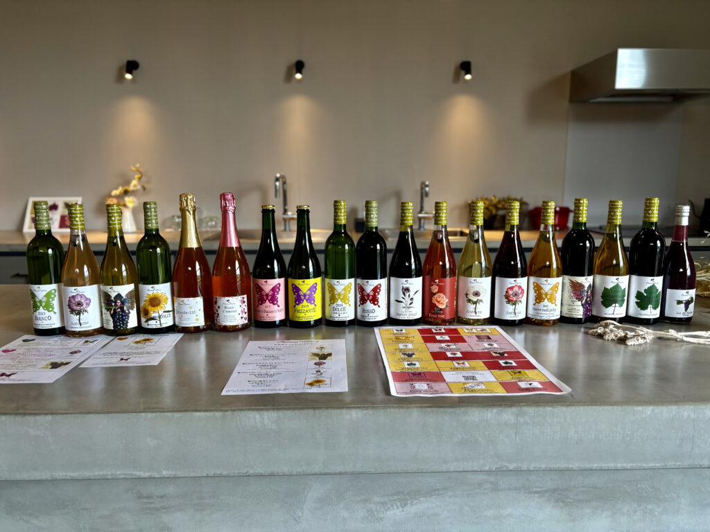 試飲用のワインが並ぶ奥野田ワイナリー
