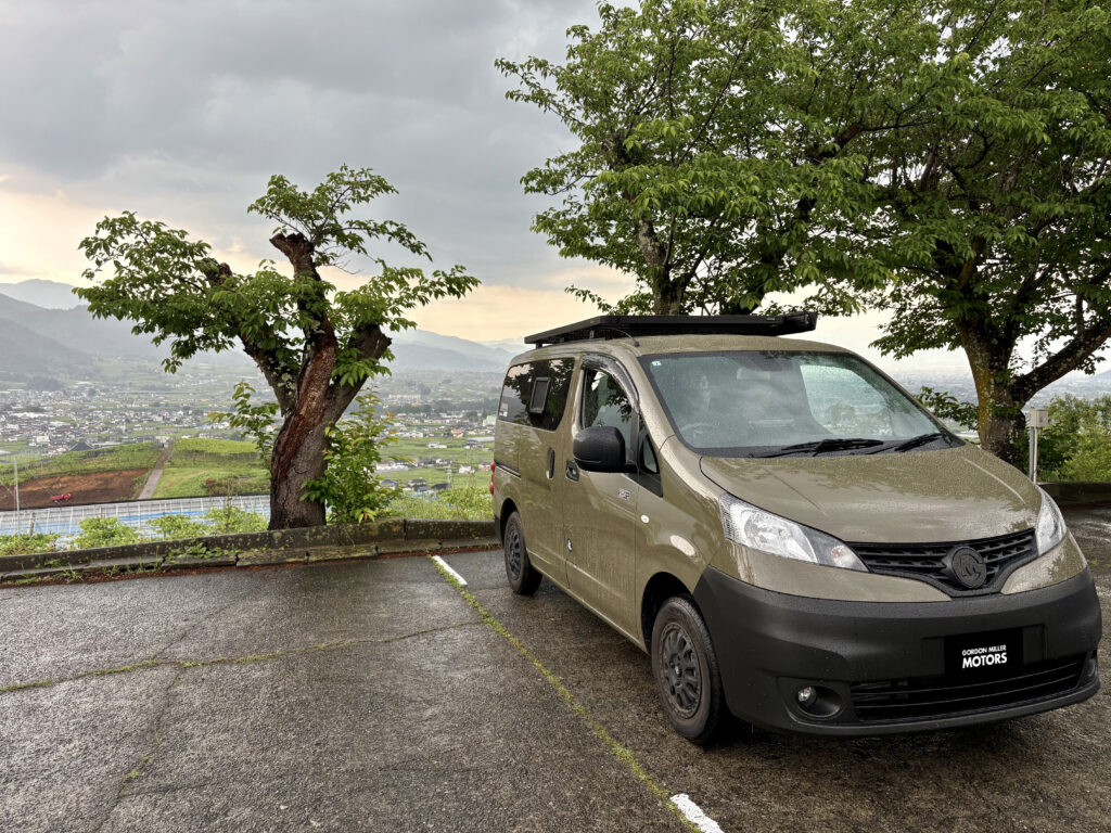 RVパーク 甲州市勝沼ぶどうの丘に停車するNV200 バネットベースのC-01