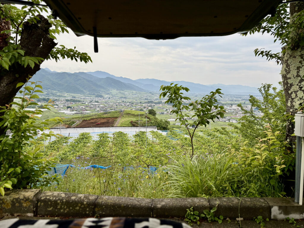 RVパークぶどうの丘でC-01のバックドアを開けて眺める絶景