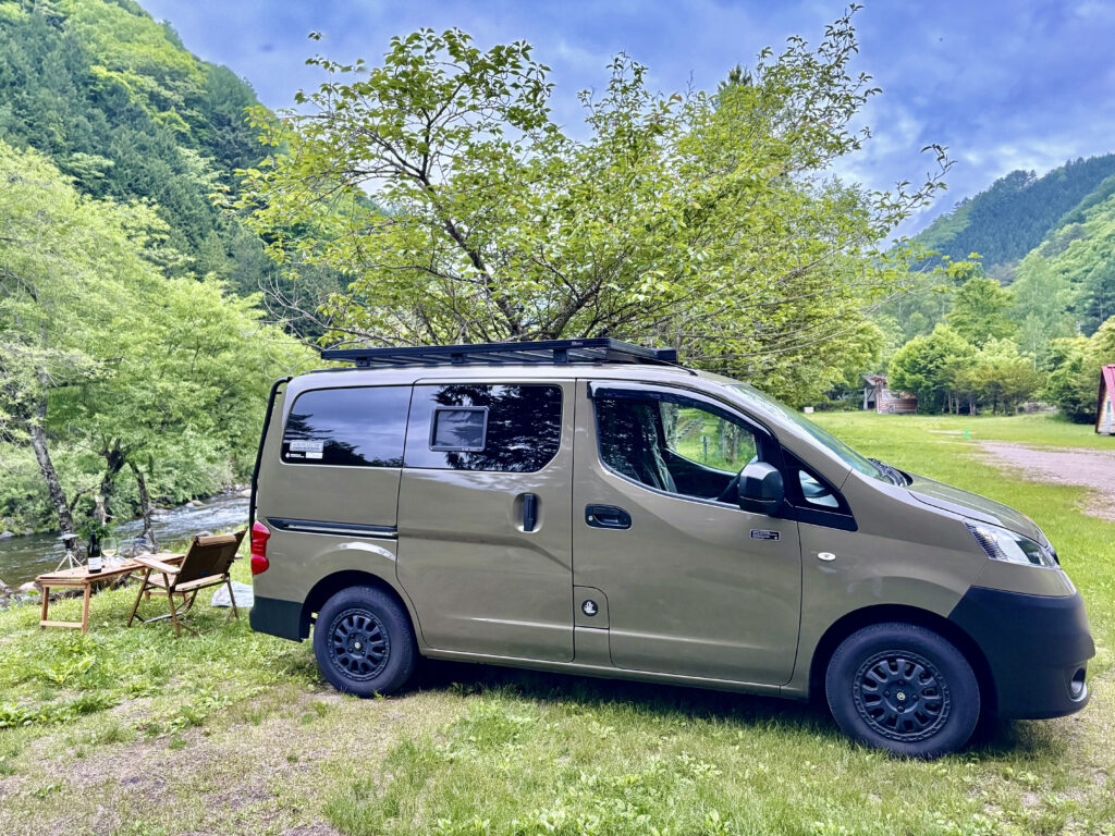 C-01のすぐ横でキャンプ場で晩御飯の準備