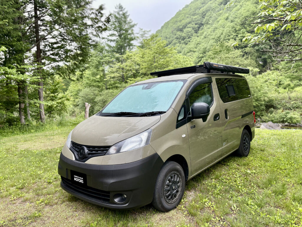 キャンプ場に停車するNV200バネットベースのGMLVAN C-01