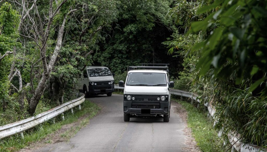 森の中を走る丸目のハイエースGMLVAN V-01