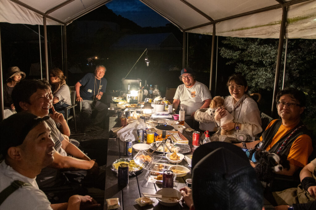 夜のキャンプ場で語らうオーナーさん