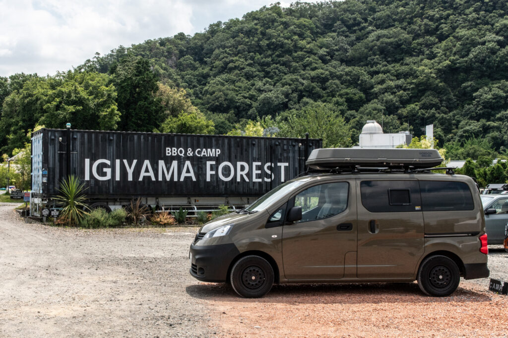BBQ & CAMP 伊木山フォレスト前に停車するNV200ベースのC-01