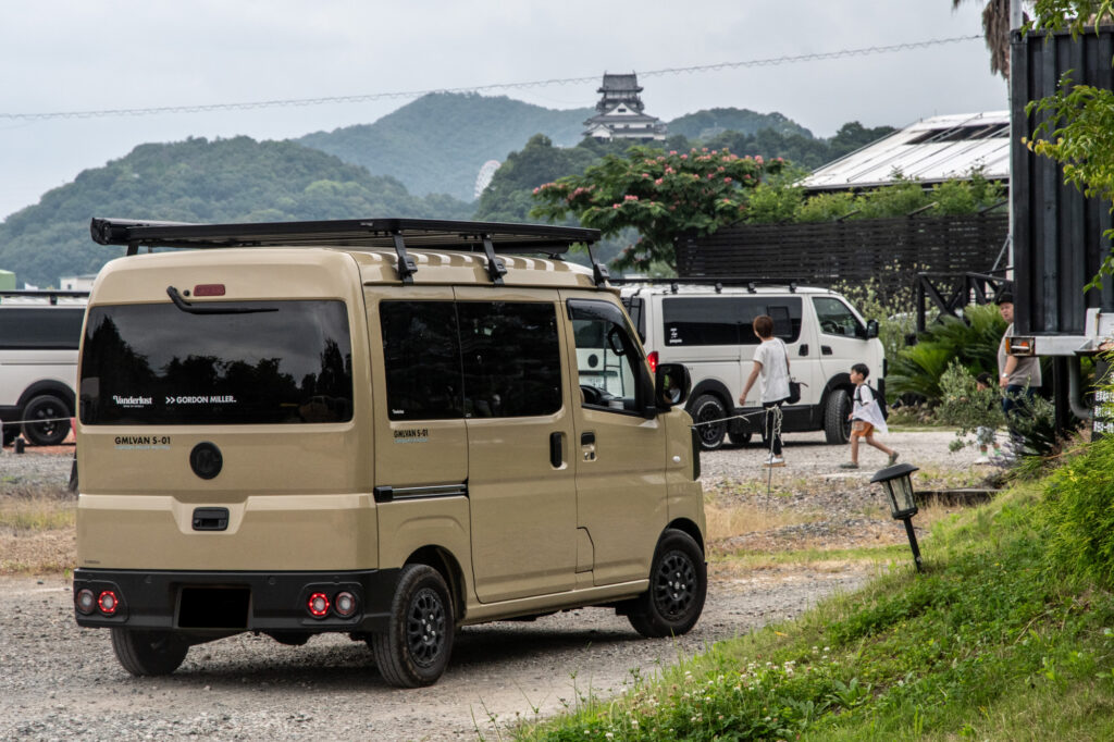 犬山城を眺められるキャンプ場を出る軽バンS-01