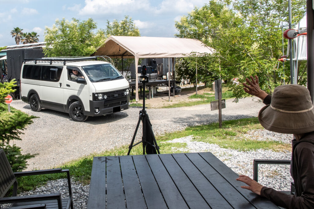 伊木山キャンプ場に到着するハイエースベースのV-01