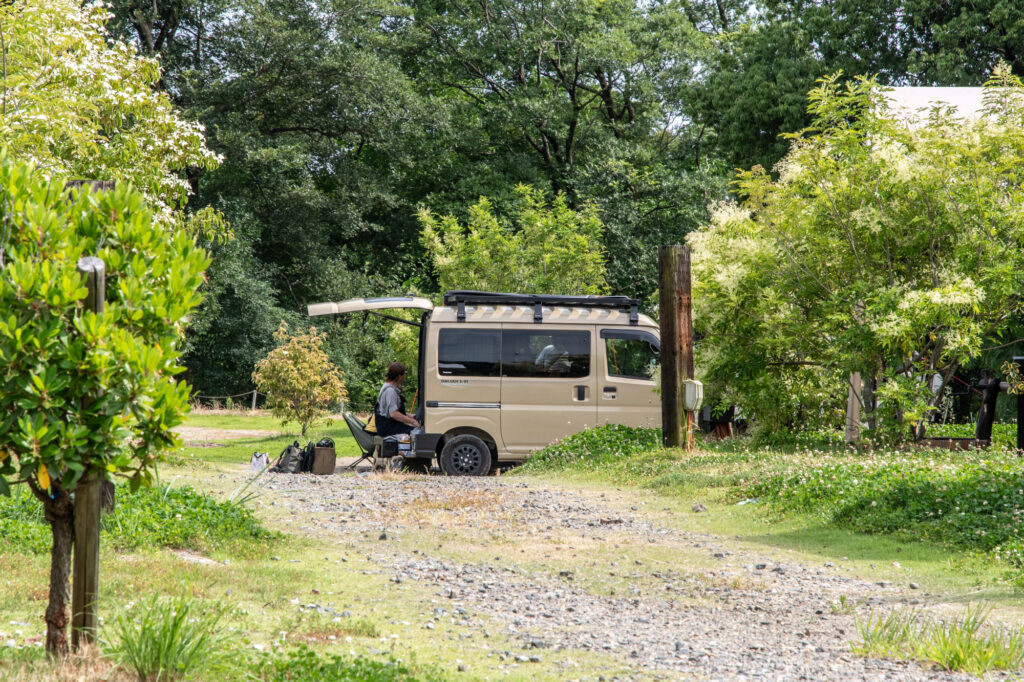 キャンプサイトに停車する軽バンのS-01