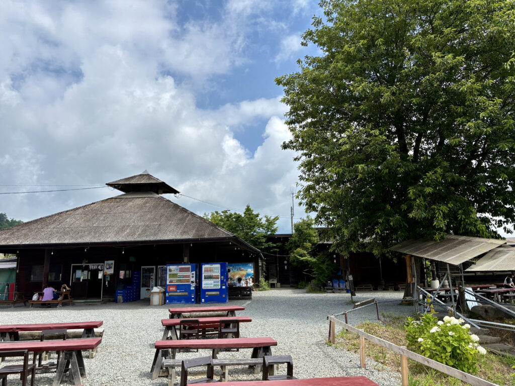 趣のあるほったらかし温泉の休憩所