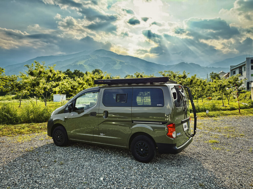 絶景の白馬の山々をバックにしたNV200バネットベースのC-01