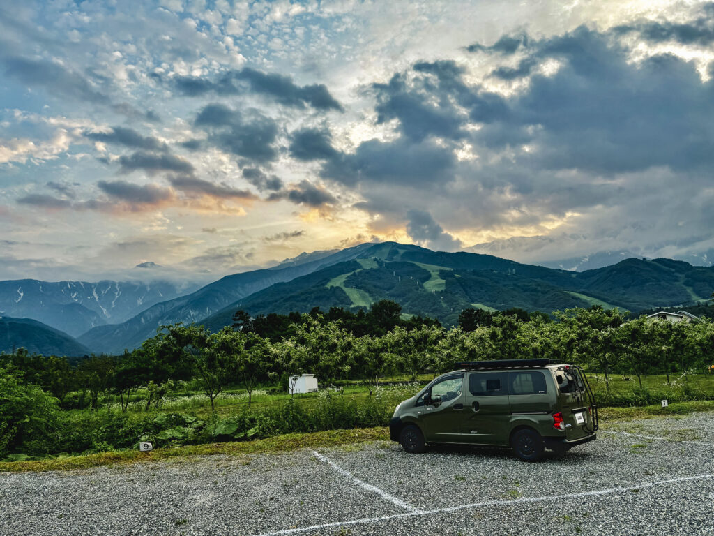 絶景の白馬の山々をバックにしたNV200バネットベースのC-01