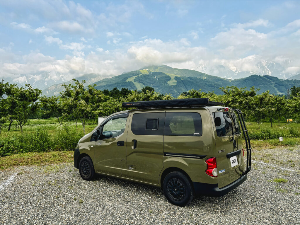 絶景の白馬の山々をバックにしたNV200バネットベースのC-01