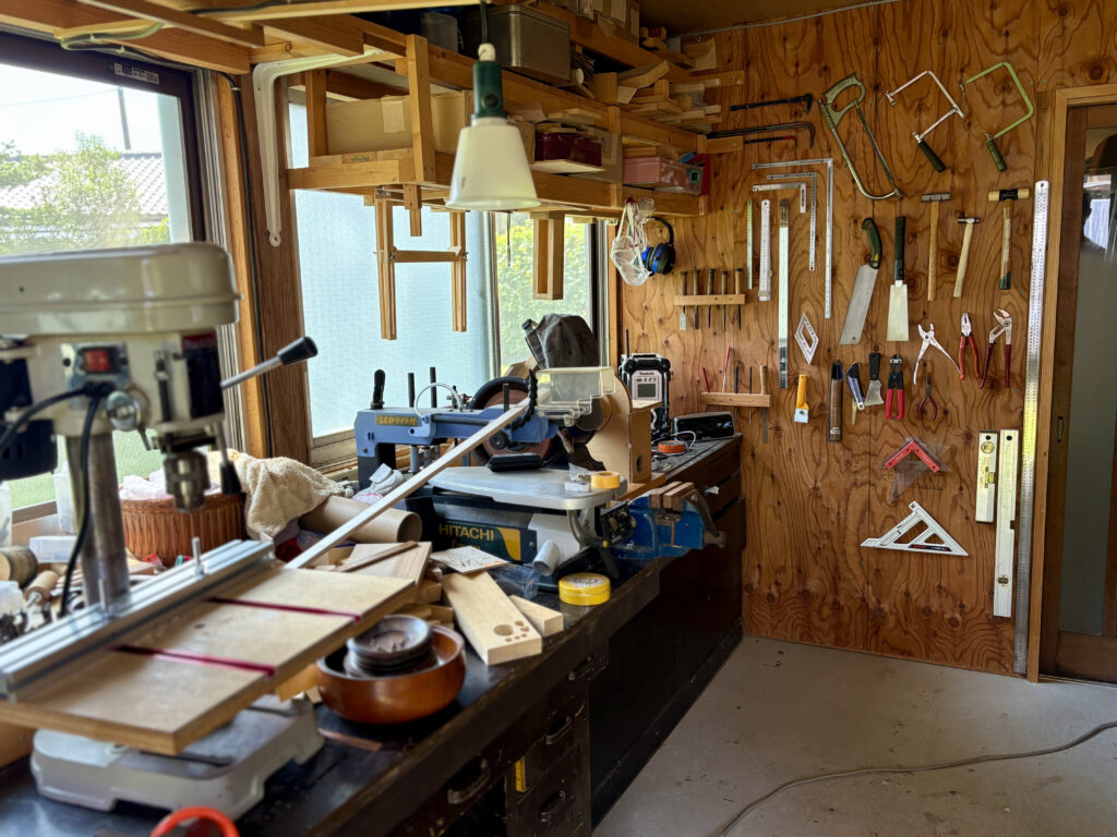 奇麗に並んだ石原さんのDIY工房の屋内