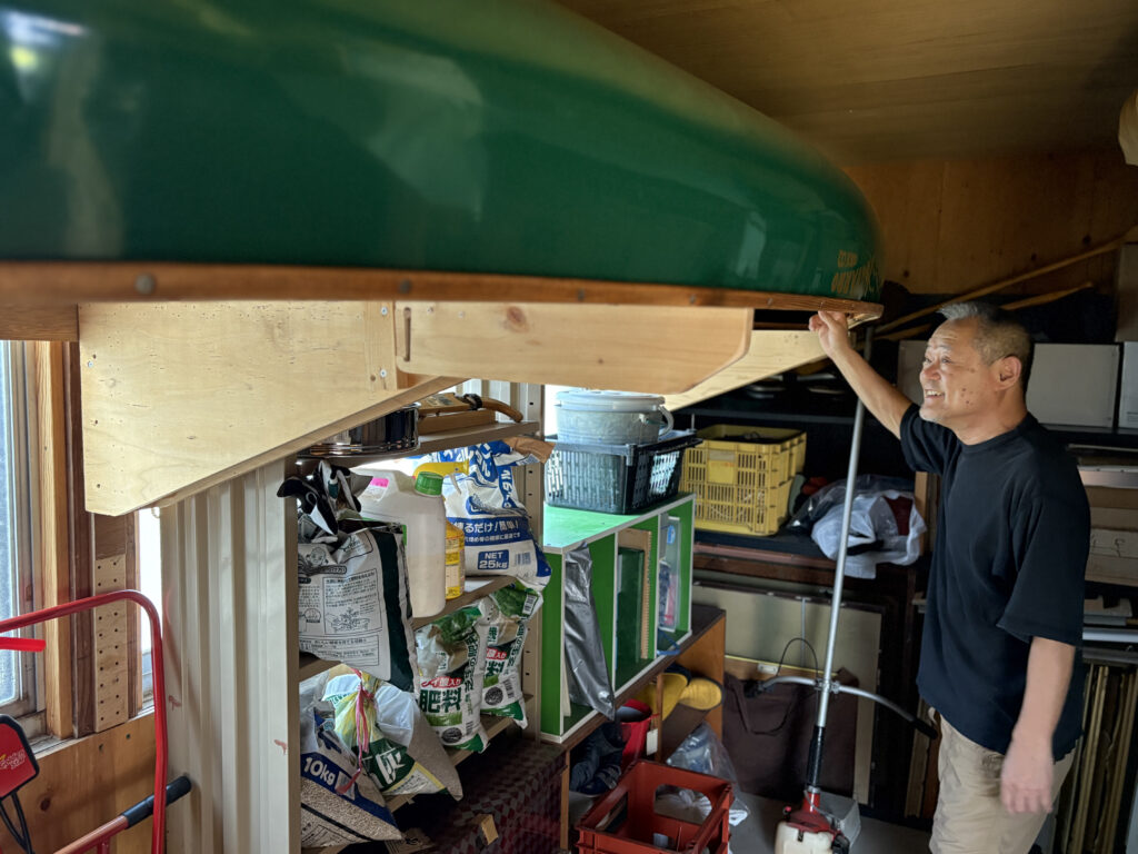 最近補修をした緑色のカヌーと石原さん