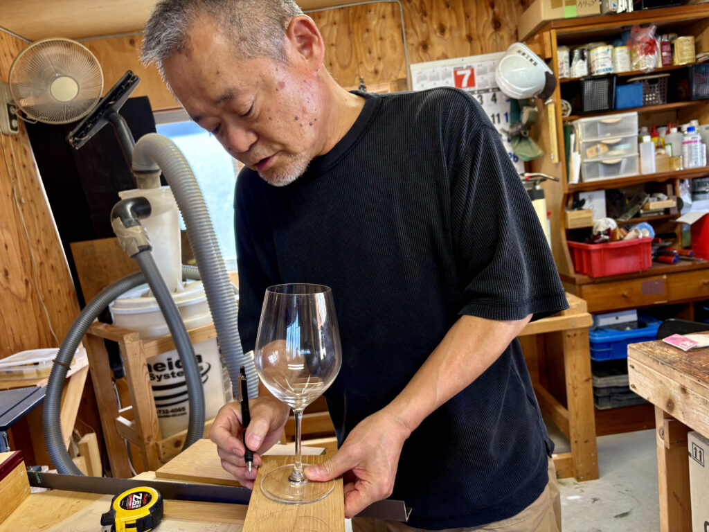 ワイングラスの大きさを確認する石原さん