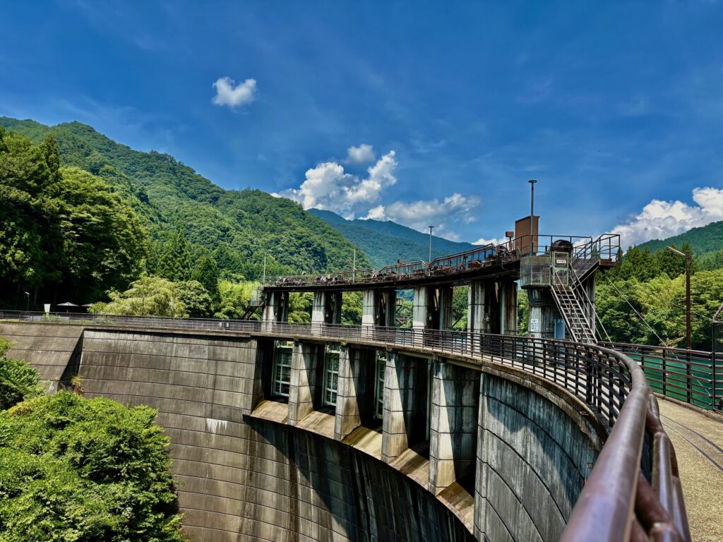 青空の下の四万湖のダム