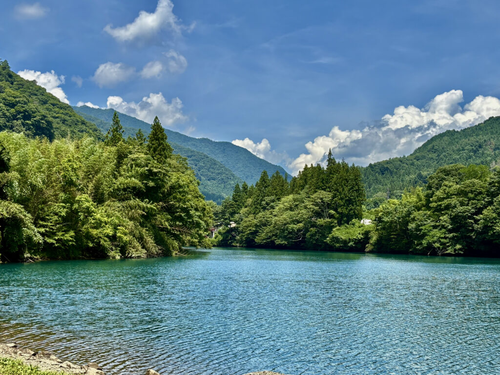 木々に囲まれた四万湖