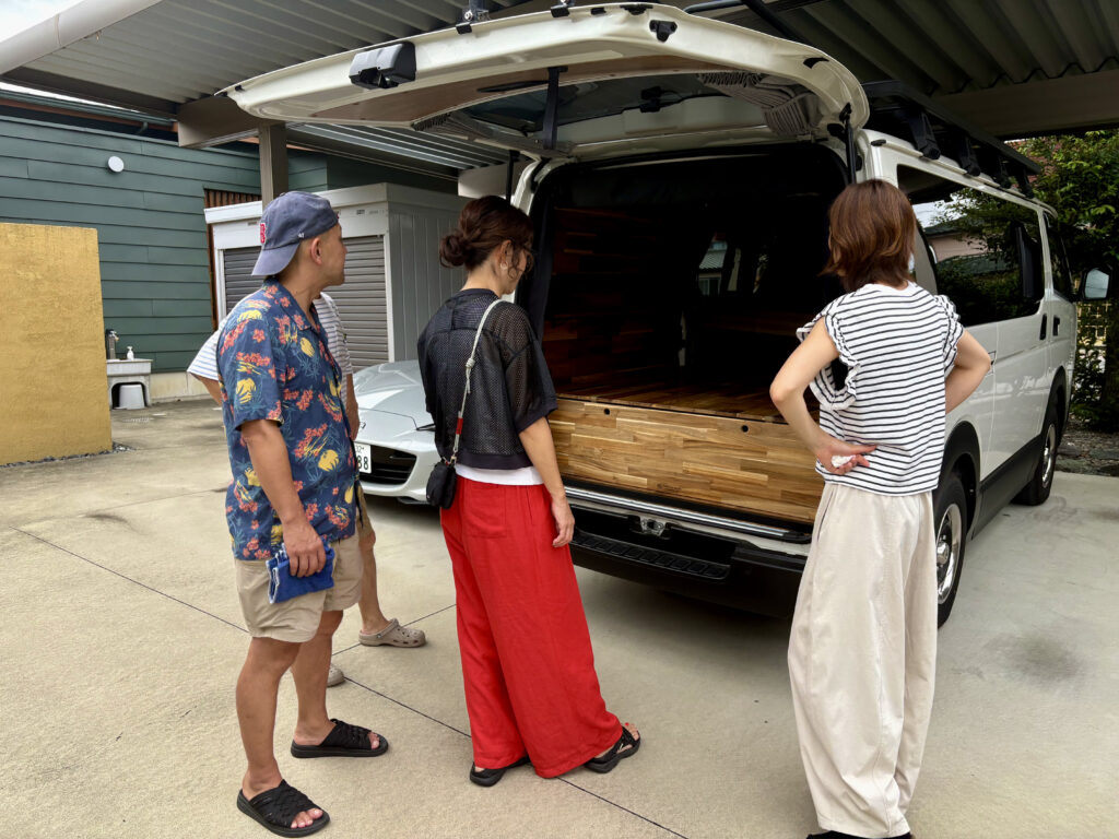 車内のDIYを相談するオーナーさん
