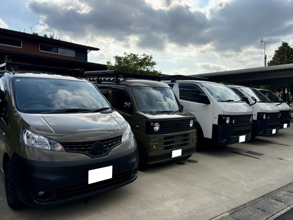 駐車場に並ぶGORDON MILLER MOTORS C-01・S-01・V-01