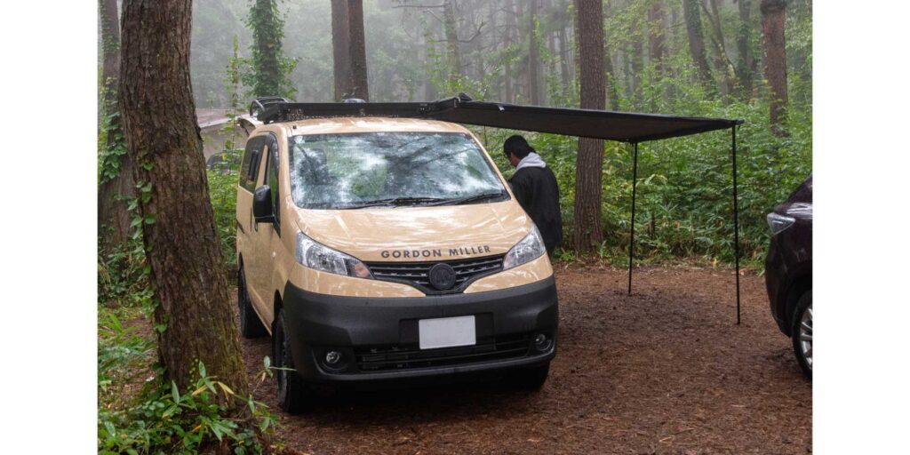 オーニングを開いたC-01の車中泊キャンプサイト