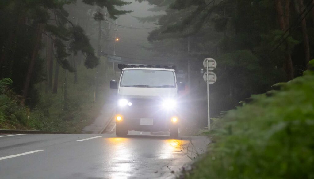 薄暗い山道を走るV-01