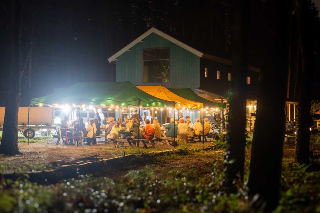 夕食を楽しむ参加者