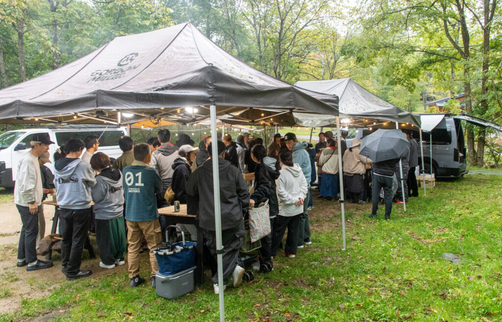 BBQを楽しみながら自然と会話が弾み、笑顔がこぼれます。
