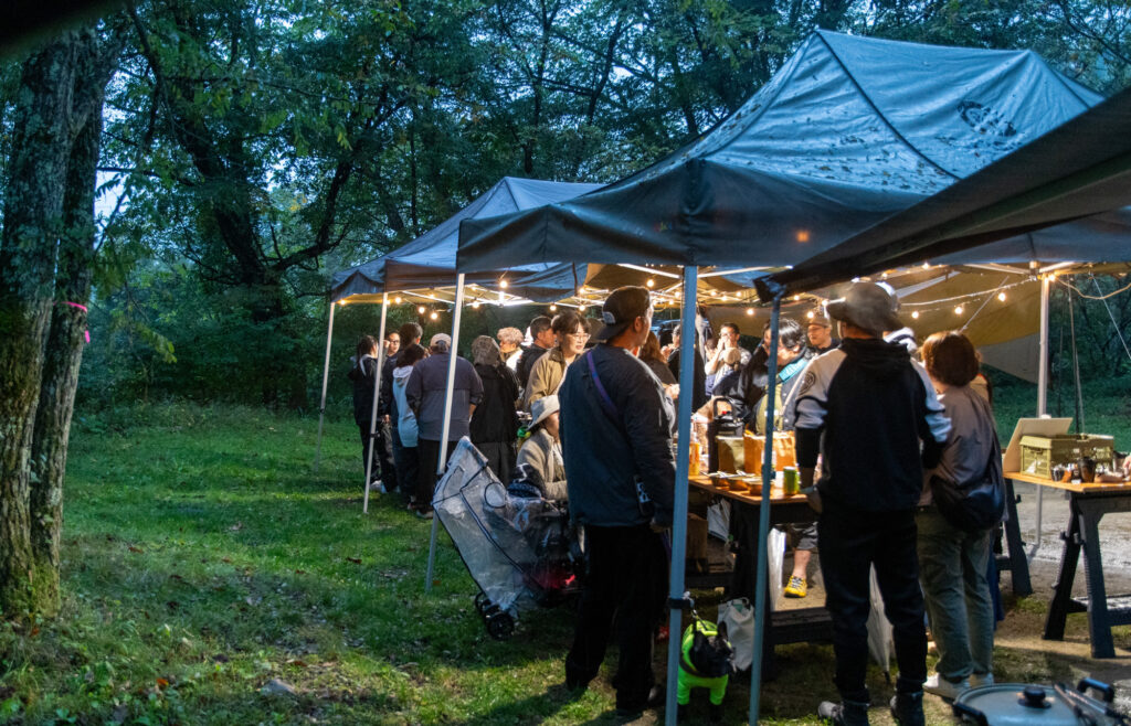 BBQを楽しみながら自然と会話が弾み、笑顔がこぼれます。