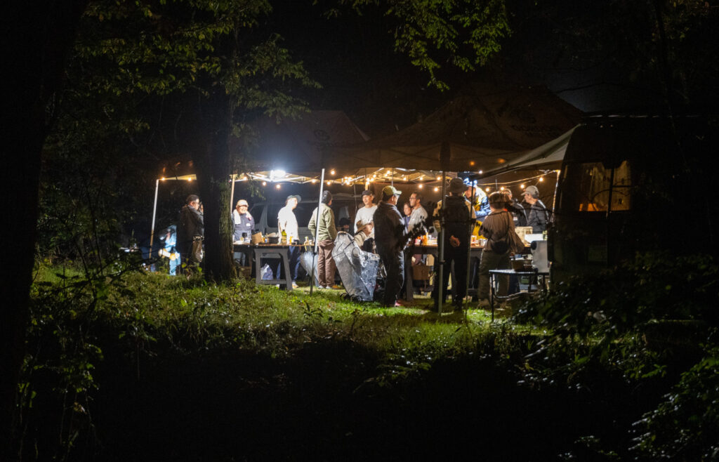 同じ車に乗る仲間同士、旅の話や車の話など、会話が弾む楽しい夜は続きます。