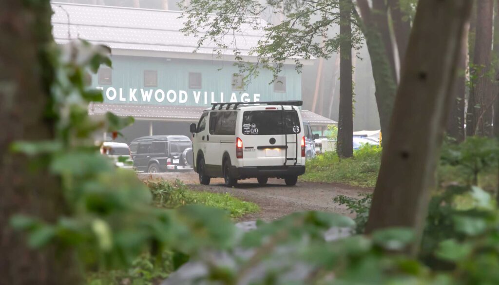 folkwood villageに到着するV-01