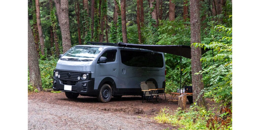 オーニングを開いたV-02の車中泊キャンプサイト