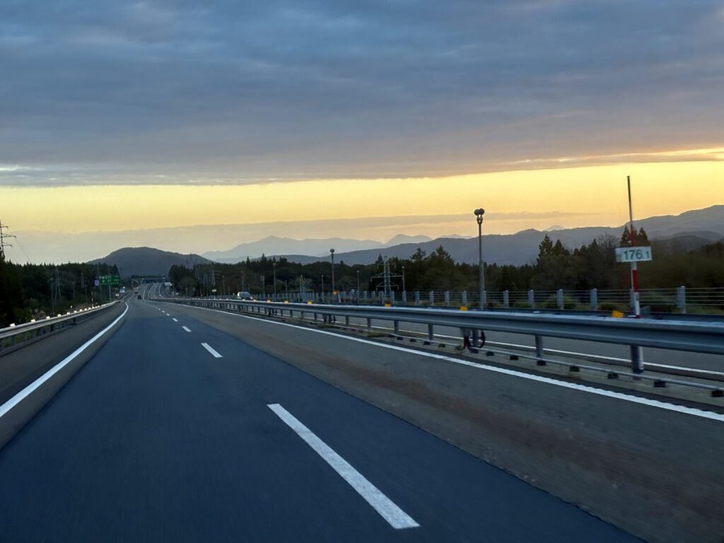 夜明けの高速道路