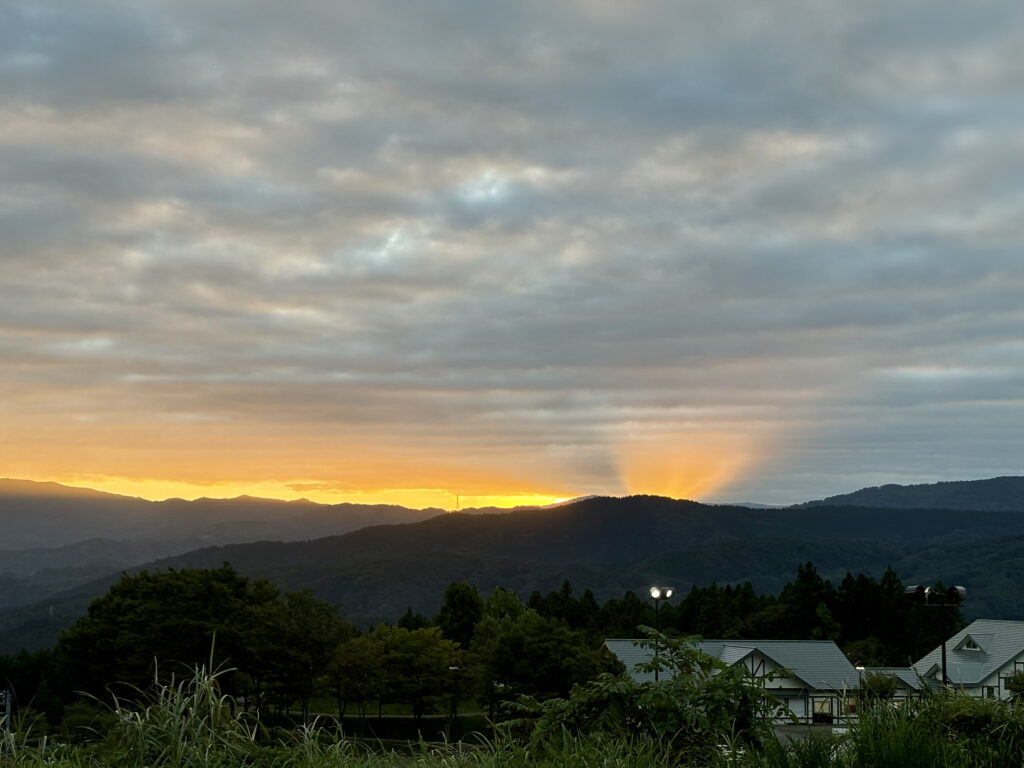 朝日が昇る直前の山