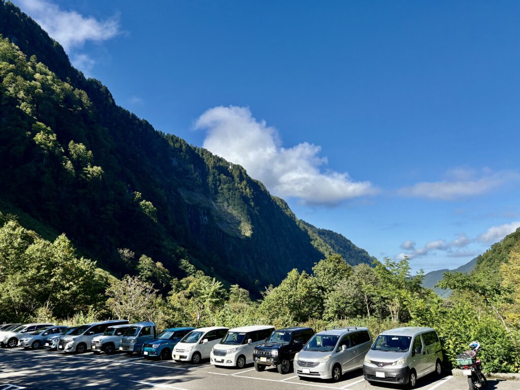称名平駐車場から眺める山と谷の絶景