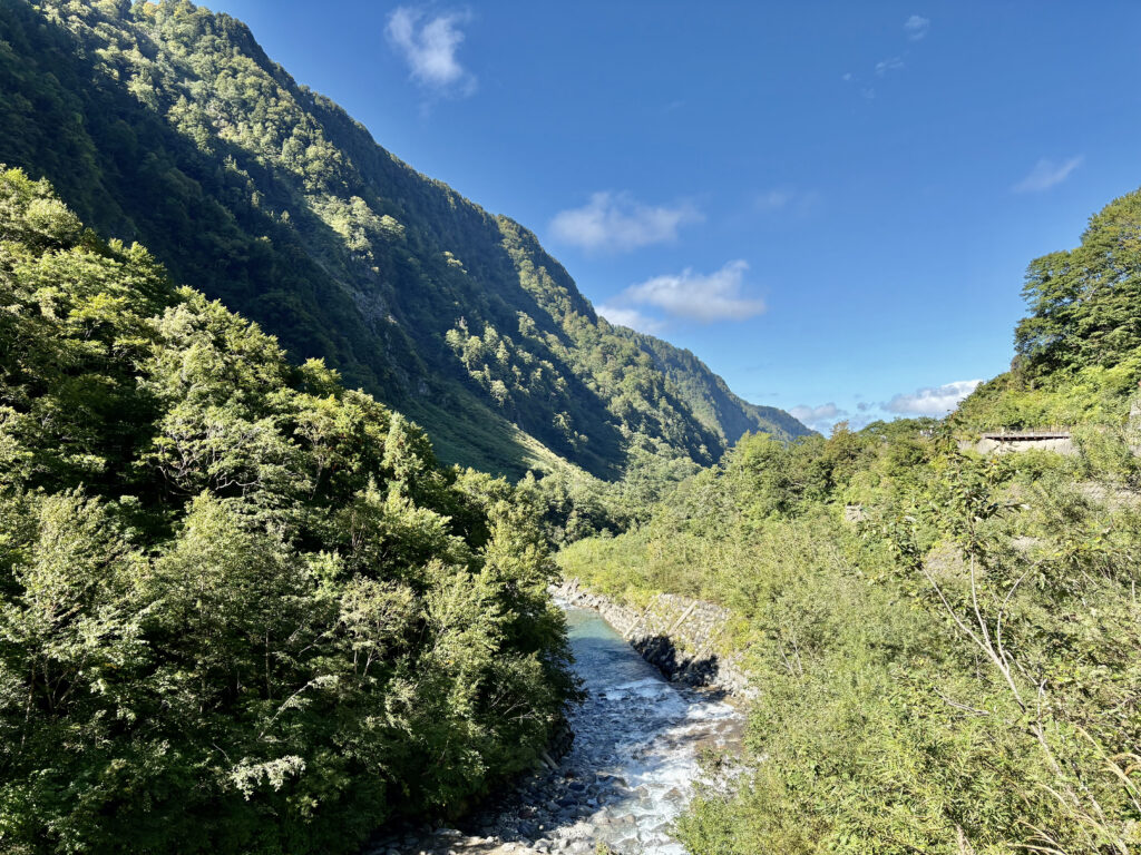 称名滝までの小道で眺められる山と小川の絶景