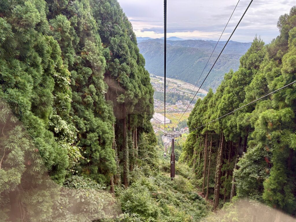 獅子吼高原のゴンドラ内から眺める山と街の景色