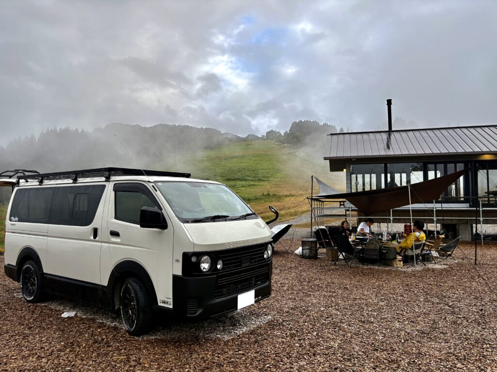 グループキャンプサイトで楽しむオーナーとV-01