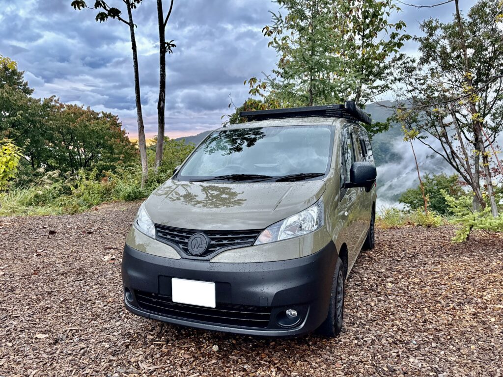 山を背景にキャンプ場に停車するC-01